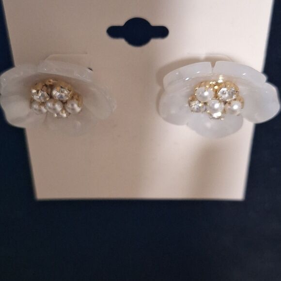 🎁White Floral Earrings With Pearl And Crystal Accents, ON 34TH - Picture 5 of 5